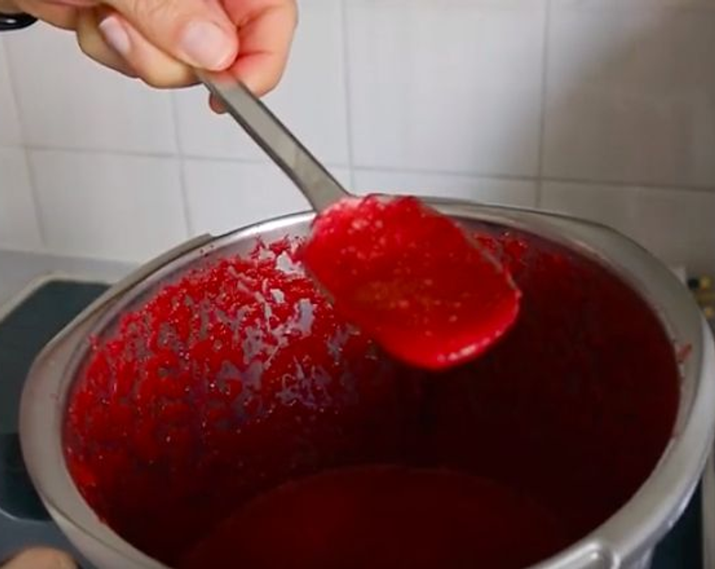 Schritt 3 Rote Bete, Karotten und Orangensaft in einen Mixer oder eine Küchenmaschine geben und pürieren, bis ein Püree entstanden ist.