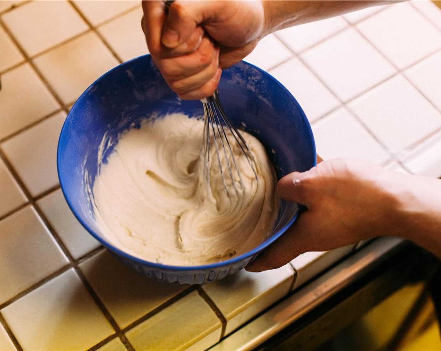 Schritt 5 1/3 der Mehlmischung zur Butter-Zucker-Mischung geben, kurz verrühren, dann die Hälfte der Ei-Milch-Mischung zugeben. Abwechselnd das übrige Mehl und die Flüssigkeit hinzugeben und verrühren, bis alles gut vermischt ist, dabei darauf achten, dass der Teig nicht zu fest wird.