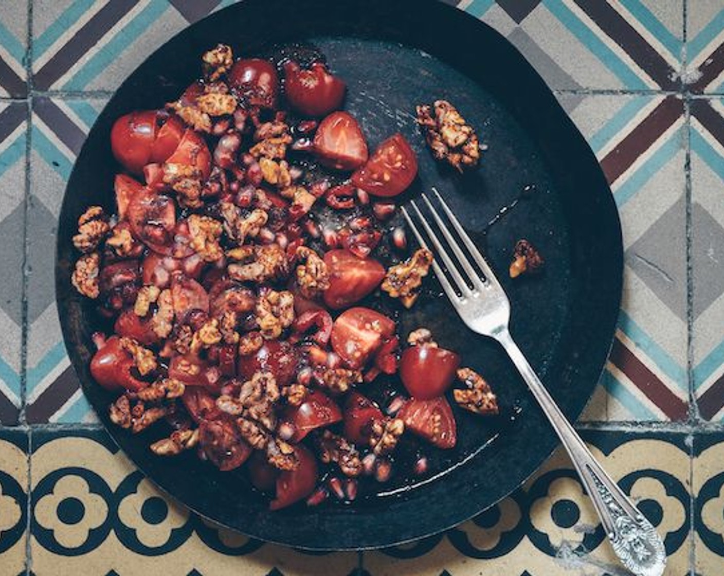 Tomatensalat mit Granatapfel und karamellisierten Baumnüssen