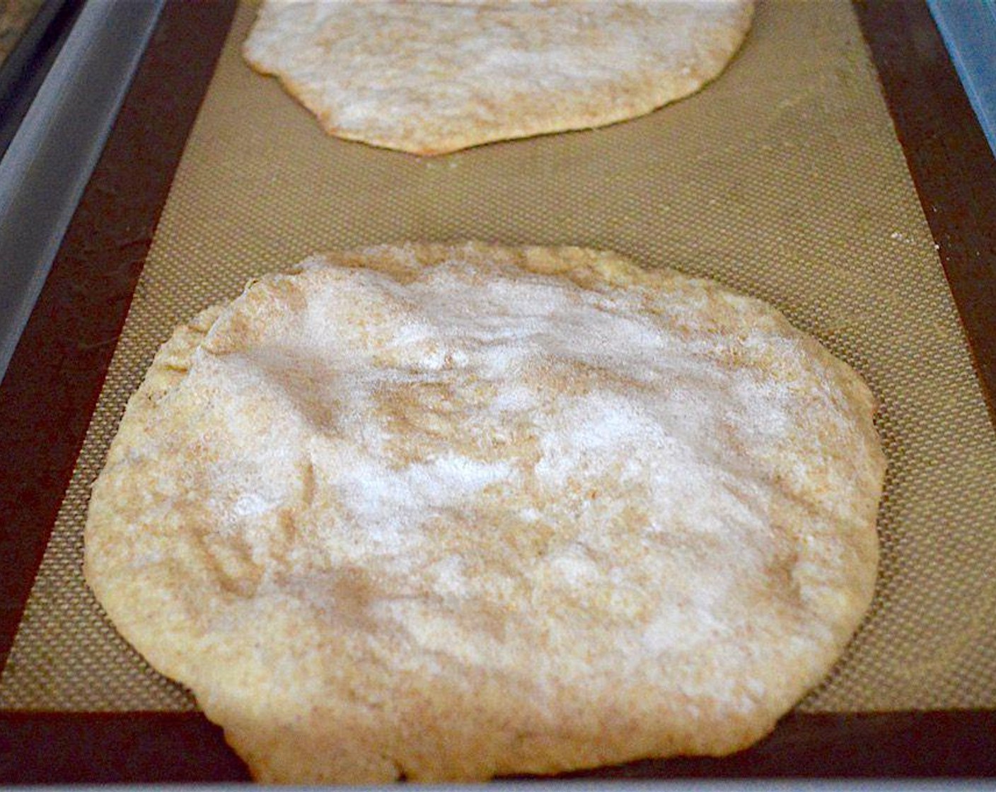 Schritt 6 Auf jedes Backblech 2 Pita-Brote legen. Die restlichen Pita mit einem feuchten Geschirrtuch abdecken, damit sie nicht antrocknen.
