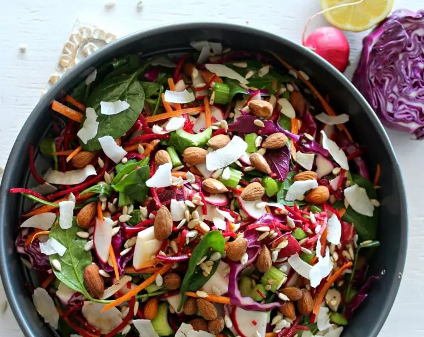 Detox-Salat mit Rotkohl, Spinat und Roter Bete