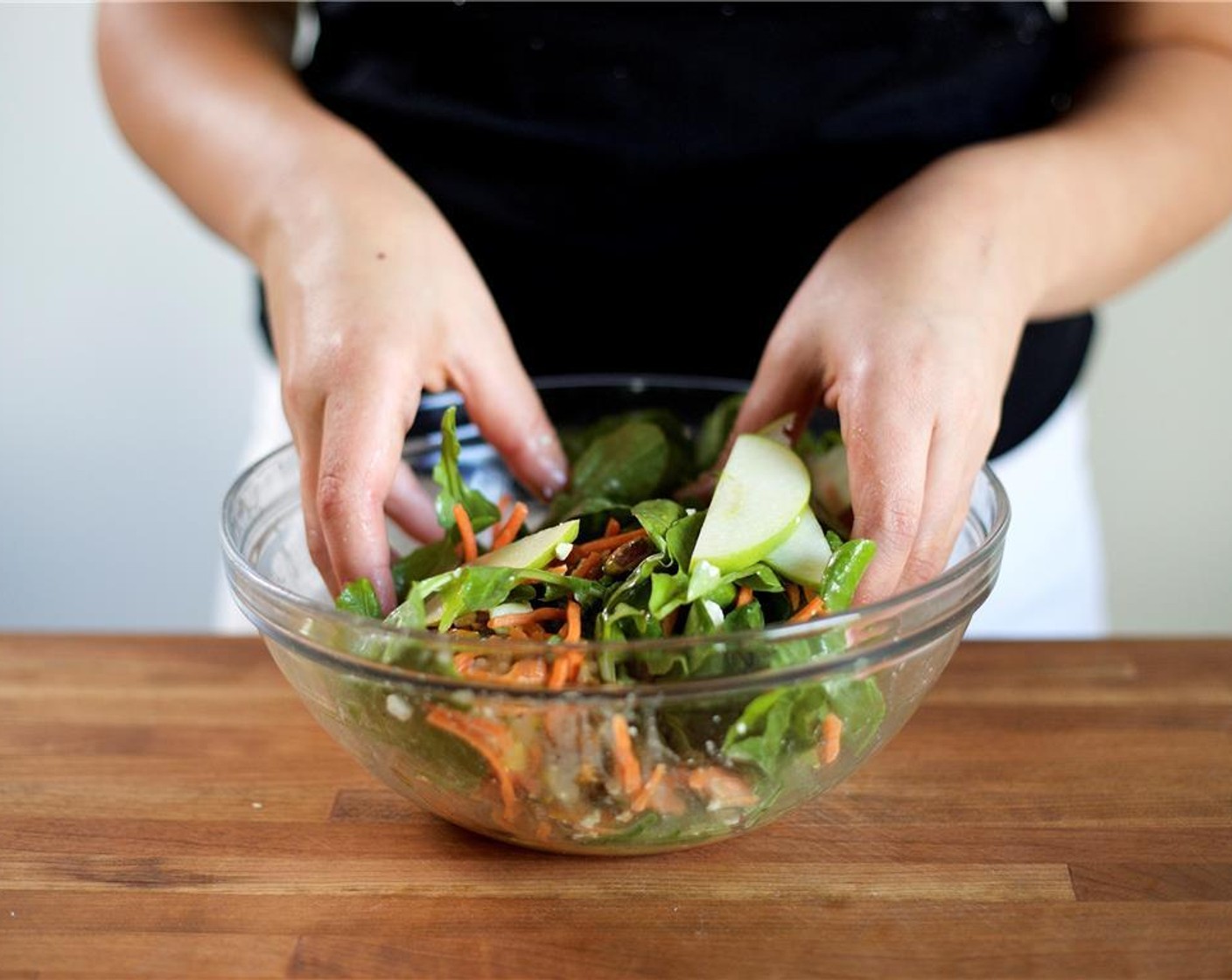 Schritt 7 Den Salat vorsichtig mit der Vinaigrette vermengen und zum Anrichten beiseitestellen.
