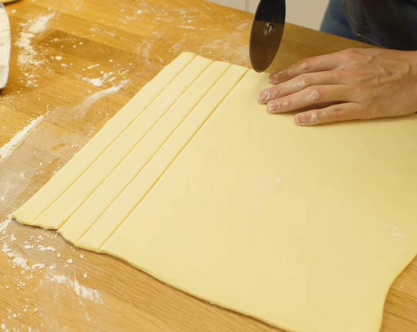 Schritt 16 Danach mit einem Pizzaschneider Streifen von ca. 2 cm breite schneiden.