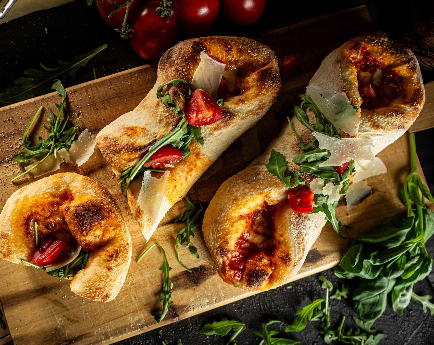 Schritt 19 Vor dem Servieren die Pizzaschiffchen mit Rucola (wenig) und geschnittenen Tomaten (wenig) belegen und mit Parmesan (wenig) bestreuen.