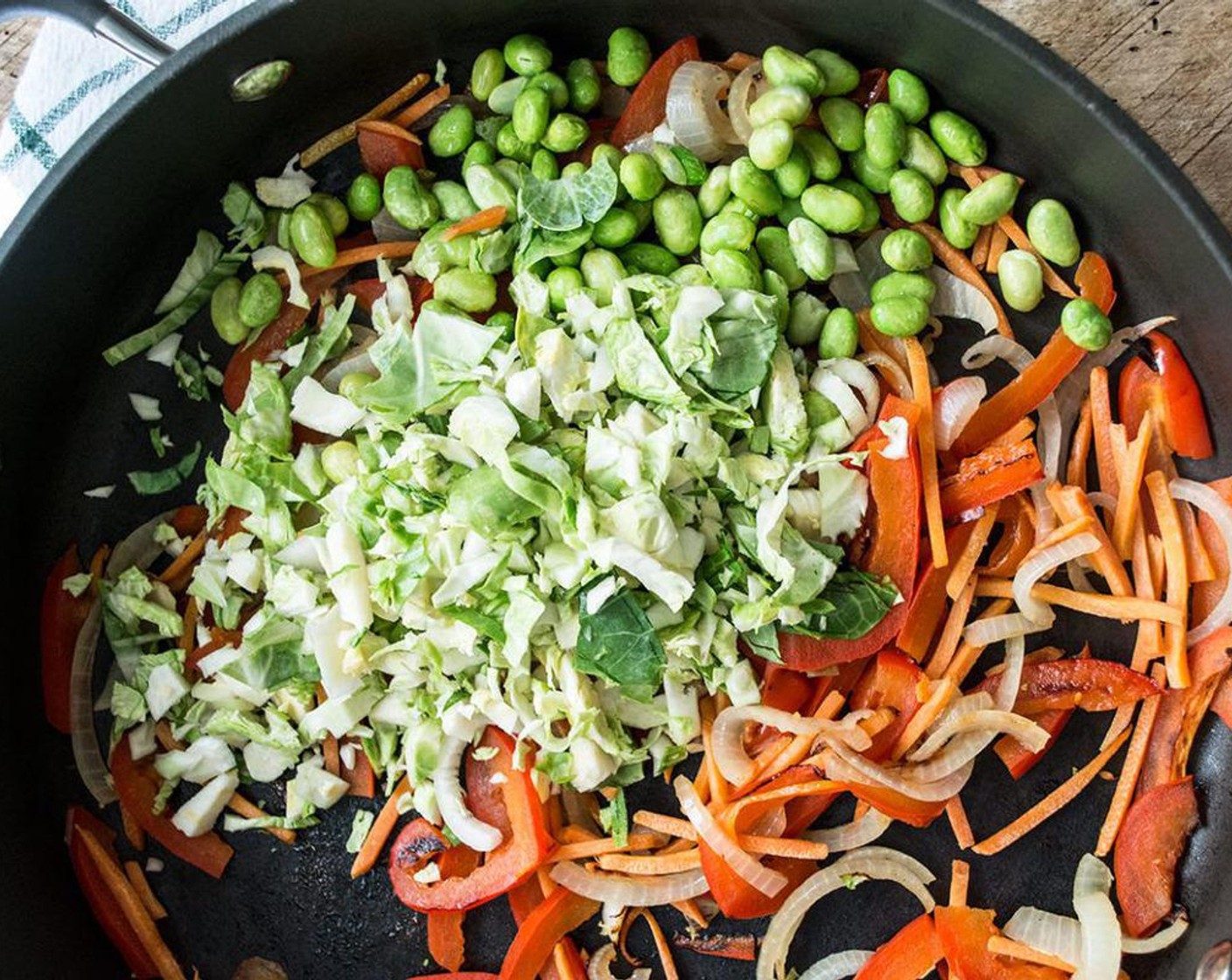 Schritt 5 Rosenkohl (65 g) und Edamame (50 g) hinzugeben und weitere 5–7 Minuten kochen, bis das Gemüse knackig zart ist.