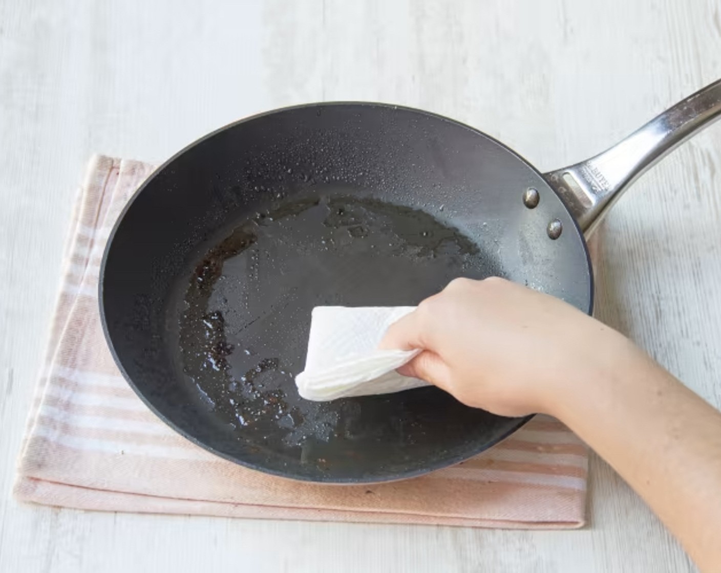 Schritt 5 Pfanne mit der Hälfte der Butter (2 Esslöffel) erwärmen. Spinat zugeben und zerfallen lassen. Dann in einem sauberen Küchentuch die überschüssige Flüssigkeit herauswringen. Pfanne mit der übrigen Butter erhitzen. Knoblauch dazugeben und kurz glasig andünsten. Spinat dazugeben und kurz mitbraten, dann mit Rahm (100 ml) ablöschen. Mit Salz (wenig), Pfeffer (wenig) und Muskat (nach Bedarf) abschmecken und ca. 3 Minuten weiter köcheln lassen.