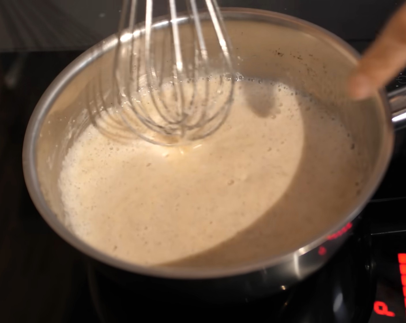 Schritt 3 Für die Füllung, Vollmilch (170 g) und Ei (1) mit Griess (50 g), Zucker (4 Esslöffel), Vanillepulver (nach Bedarf) und Salz (1 Pr.) in einem Kochtopf auf dem Herd unter ständigem Rühren aufkochen.