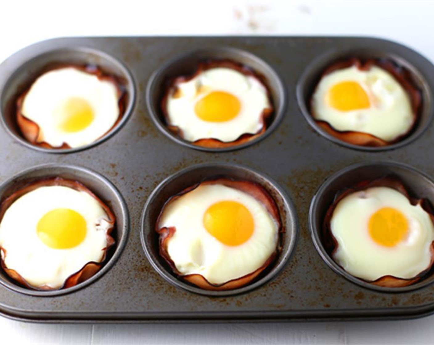 Schritt 3 10 bis 15 Minuten im Ofen bei 200 °C backen, bis die Eier je nach Wunsch weich, mittel oder hart sind. In 15 Minuten ist das Eigelb ganz durchgegart.