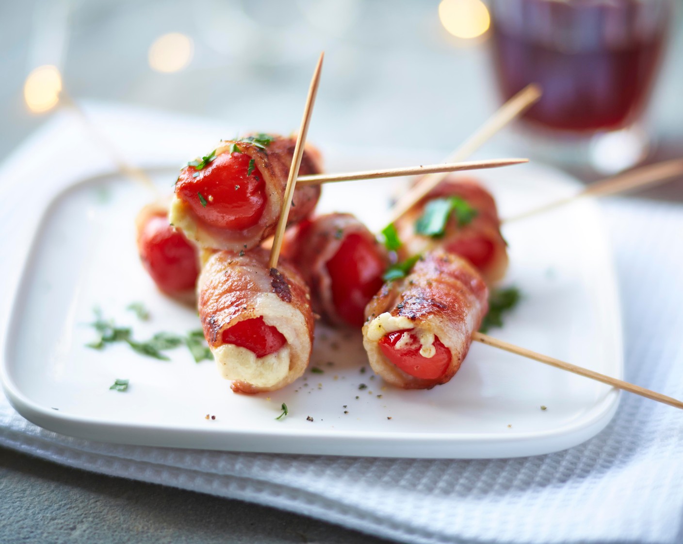 Wilde Paprika gefüllt mit Frischkäse im Speckmantel