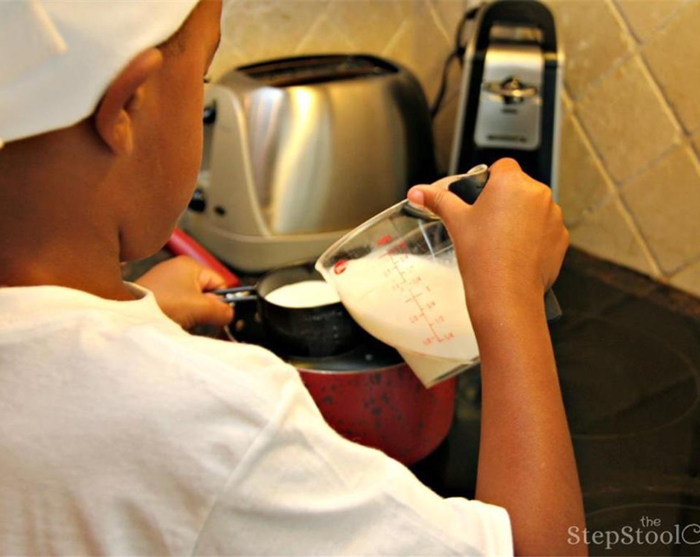 Schritt 4 Milch (240 ml) in einem mittelgrossen Topf bei niedriger bis mittlerer Hitze zum Kochen bringen. Aufpassen, dass nichts überkocht.