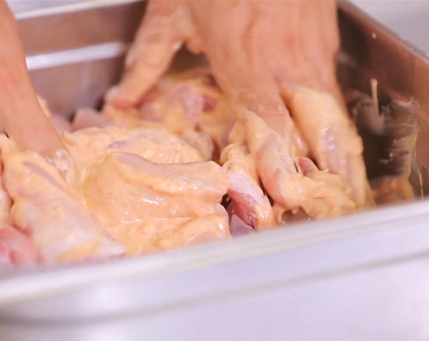 Schritt 2 Fleisch: Als nächstes die Pouletschenkel (2.5 kg) in die Marinade geben und über Nacht im Kühlschrank marinieren.