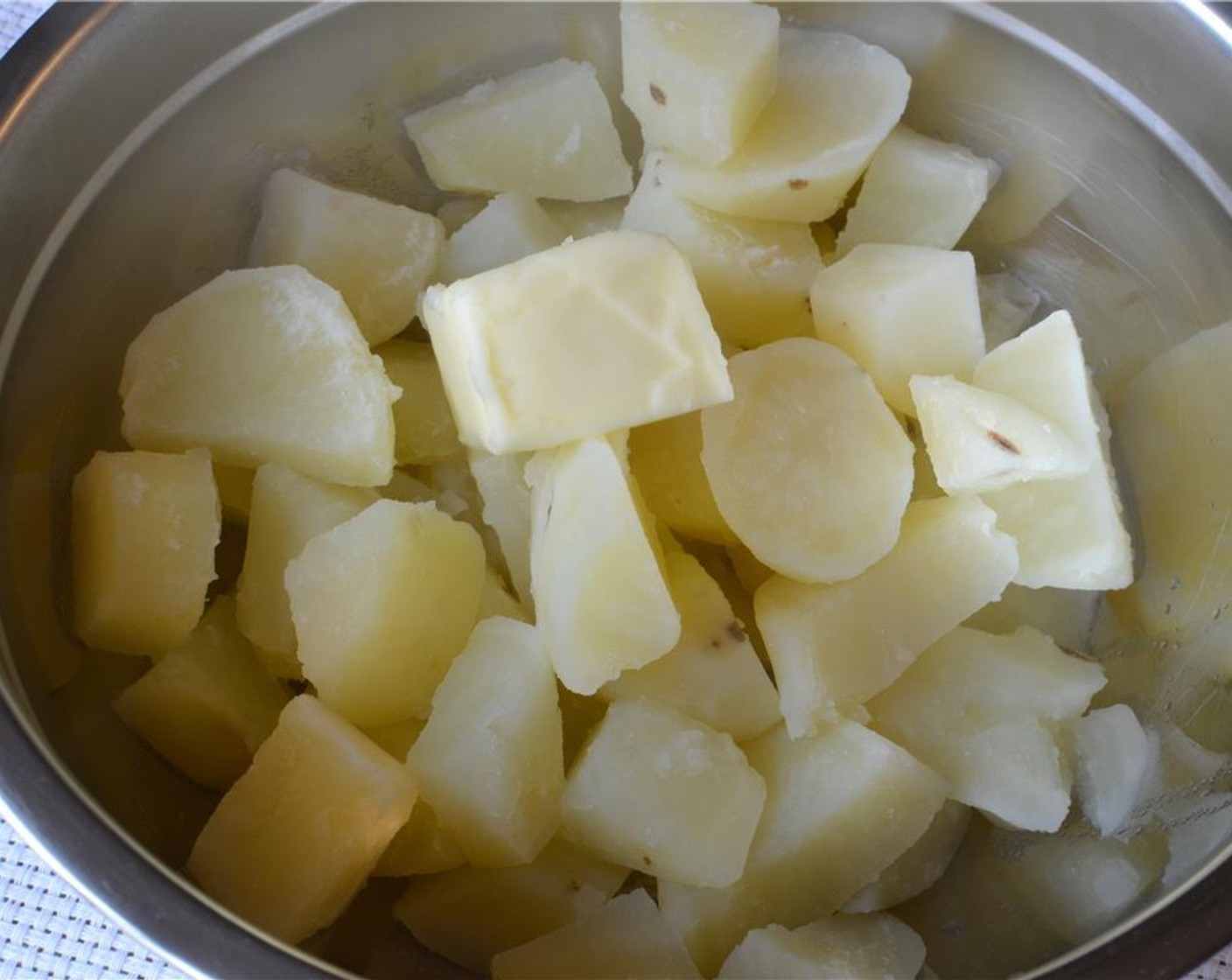 Schritt 8 Kartoffeln (4) schälen, schneiden und in gut gesalzenem Wasser kochen. Dann abtropfen lassen und in einer Rührschüssel schwenken.