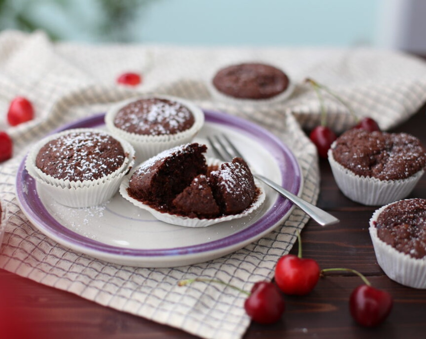 Schritt 8 Danach die veganen Kirschmuffins aus dem Backofen nehmen, etwas abkühlen lassen und aus der Form stürzen.