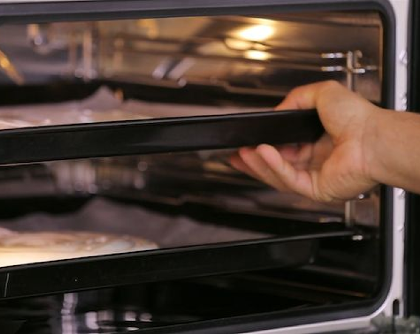 Schritt 5 Die beiden Bleche in den vorgeheizten Ofen auf Auflage 1 und 3 zum Backen schieben.