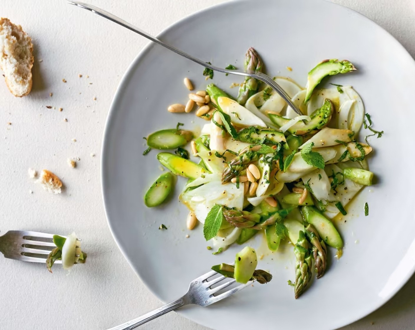 Salat aus rohen Spargeln mit Fenchel