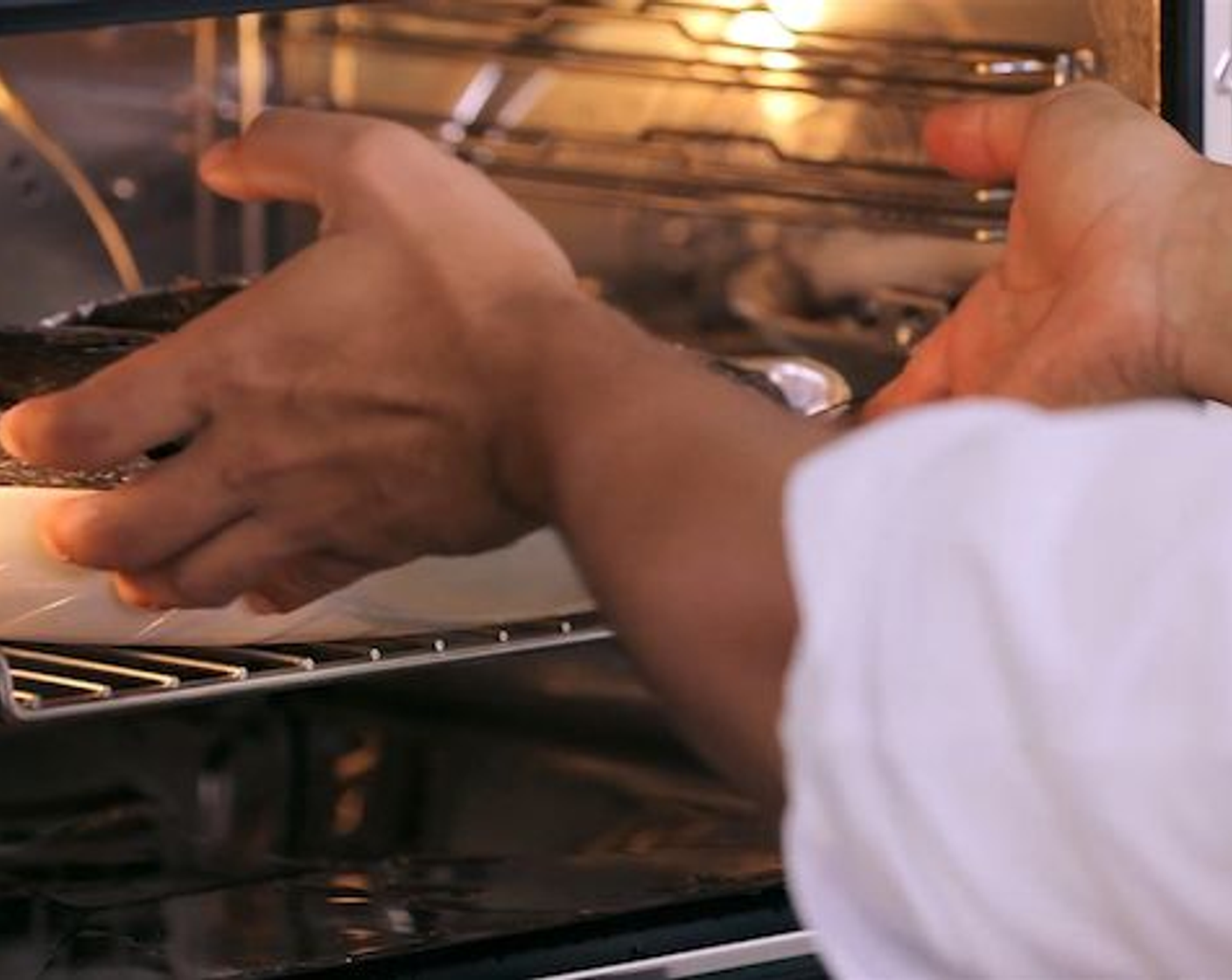 Schritt 4 Die Form auf den Gitterrost im vorgeheizten Ofen zum Garen schieben.