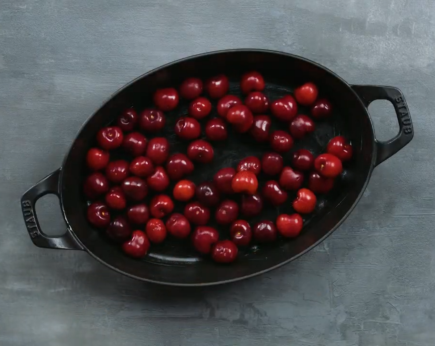 Schritt 4 Kirschen (400 g) nach Belieben entsteinen und in die Gratinform verteilen.