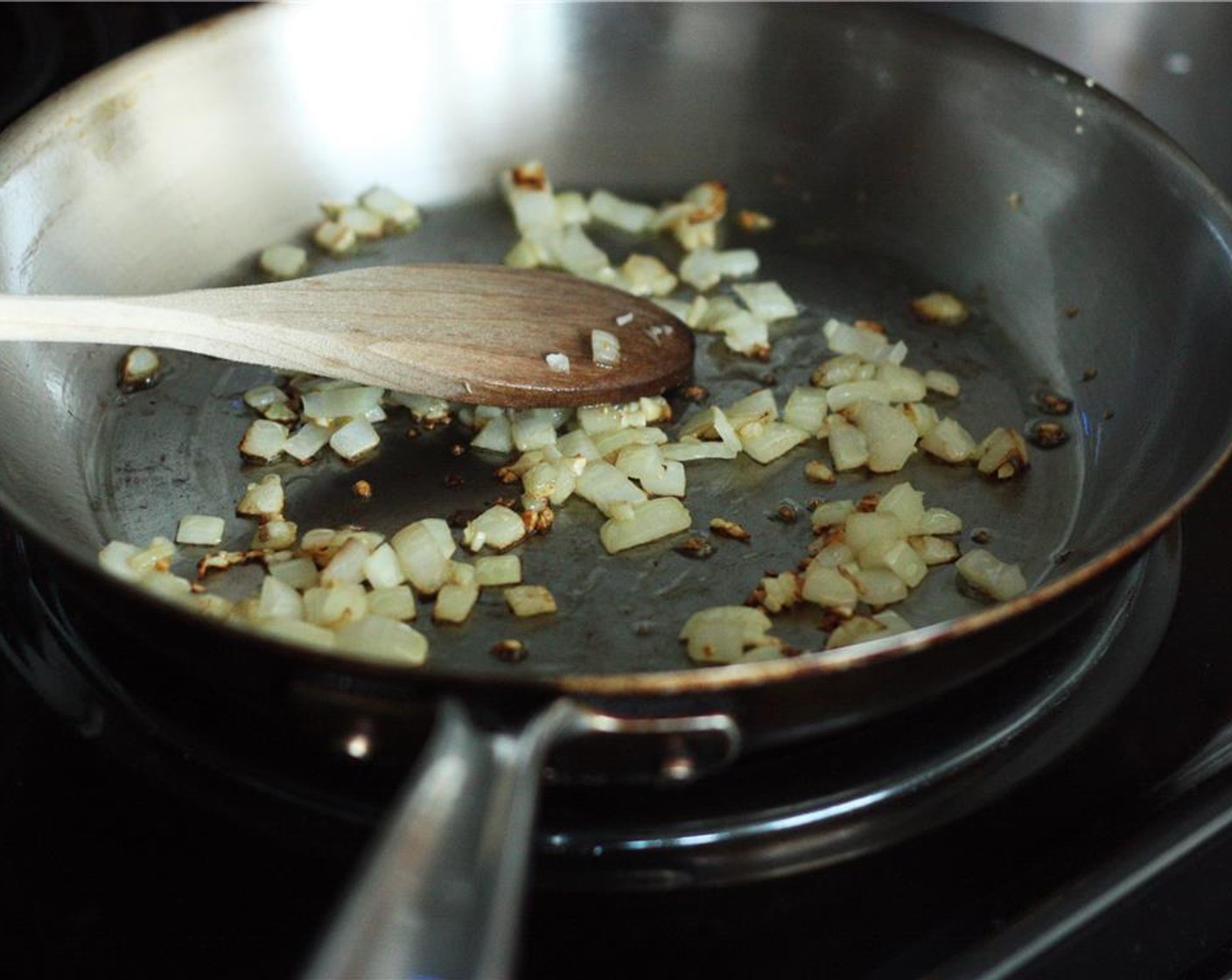 Schritt 1 In einem kleinen Topf, Olivenöl (1 TL) bei mittlerer Hitze erhitzen. Zwiebeln (80 g) und der Knoblauch (2 Zehen) hinzugeben und solange garen, bis beides Farbe angenommen hat.