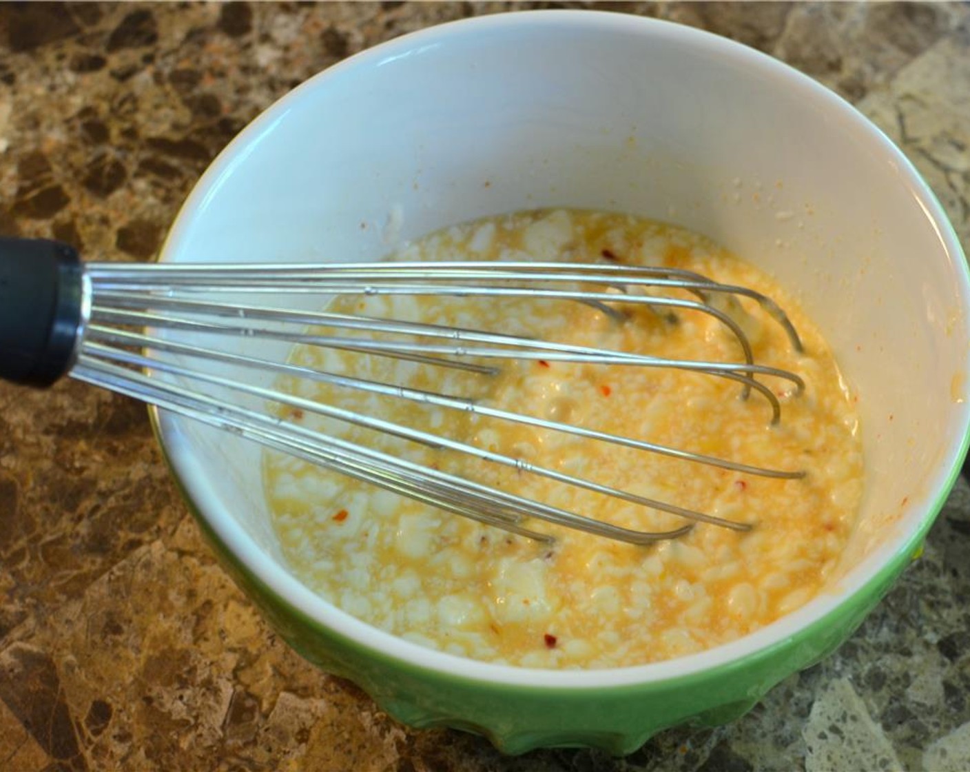Schritt 8 Mayonnaise (115 g) mit Chili Sauce (4 Esslöffel), dem Abrieb einer halben Orange (1/2) und Orangensaft (120 ml) verquirlen.