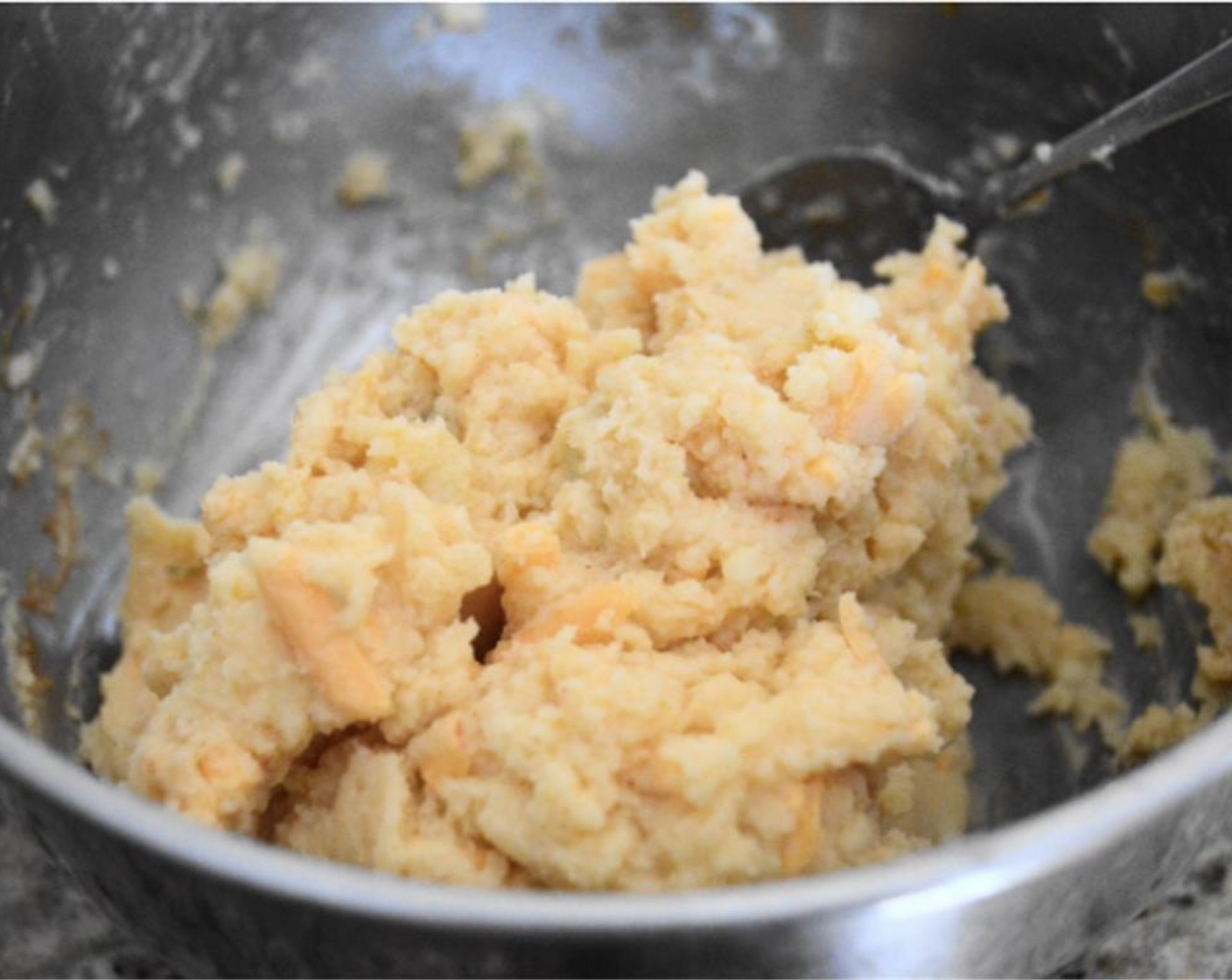Schritt 1 Kartoffelbrei (540 g), Mehl (4 Teelöffel), Milch (1 EL), Cheddar (40 g), frischen Rosmarin (nach Bedarf), Zwiebeln (nach Bedarf), Paprikapulver (nach Bedarf), Salz (1 Pr.) und Ei (1) vermengen. Mischen, bis die Masse glatt und gleichmässig ist.