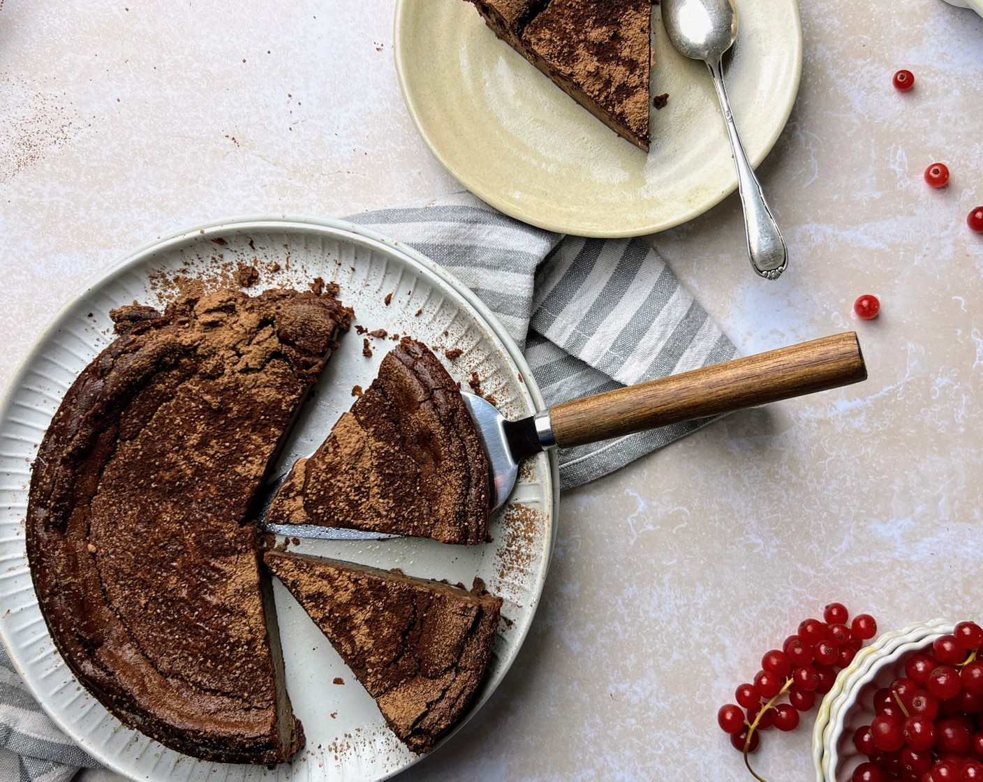 Schritt 5 Bei 180 °C Heissluft für 30 Minuten backen. Den ausgekühlten Cheesecake mit Kakaopulver (2 Esslöffel) bestäuben.