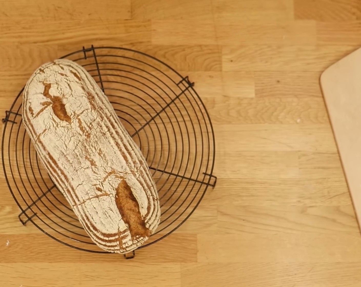 Schritt 14 Nach dem Backen das Brot auf einem Gitter gut auskühlen lassen.