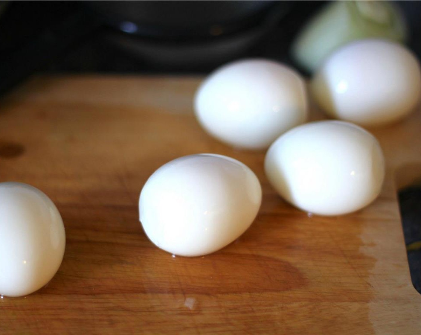 Schritt 1 Wasser in einem Topf zum Kochen bringen, Eier (4) hinzufügen und für 8 Minuten kochen, bis sie hart gekocht sind. Die Eier anschliessend unter kaltem Wasser abspülen und zum vollständigen Abkühlen in den Kühlschrank stellen.