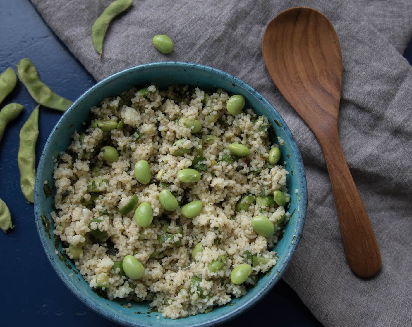 Schritt 6 Dip: Den Joghurt (1 Bch.) in eine Schüssel geben und mit Za'atar (1 EL), Sumach (nach Bedarf) und Zitronensaft (wenig) vermengen. Das Ganze mit Salz (wenig) abschmecken und zum Salat servieren.