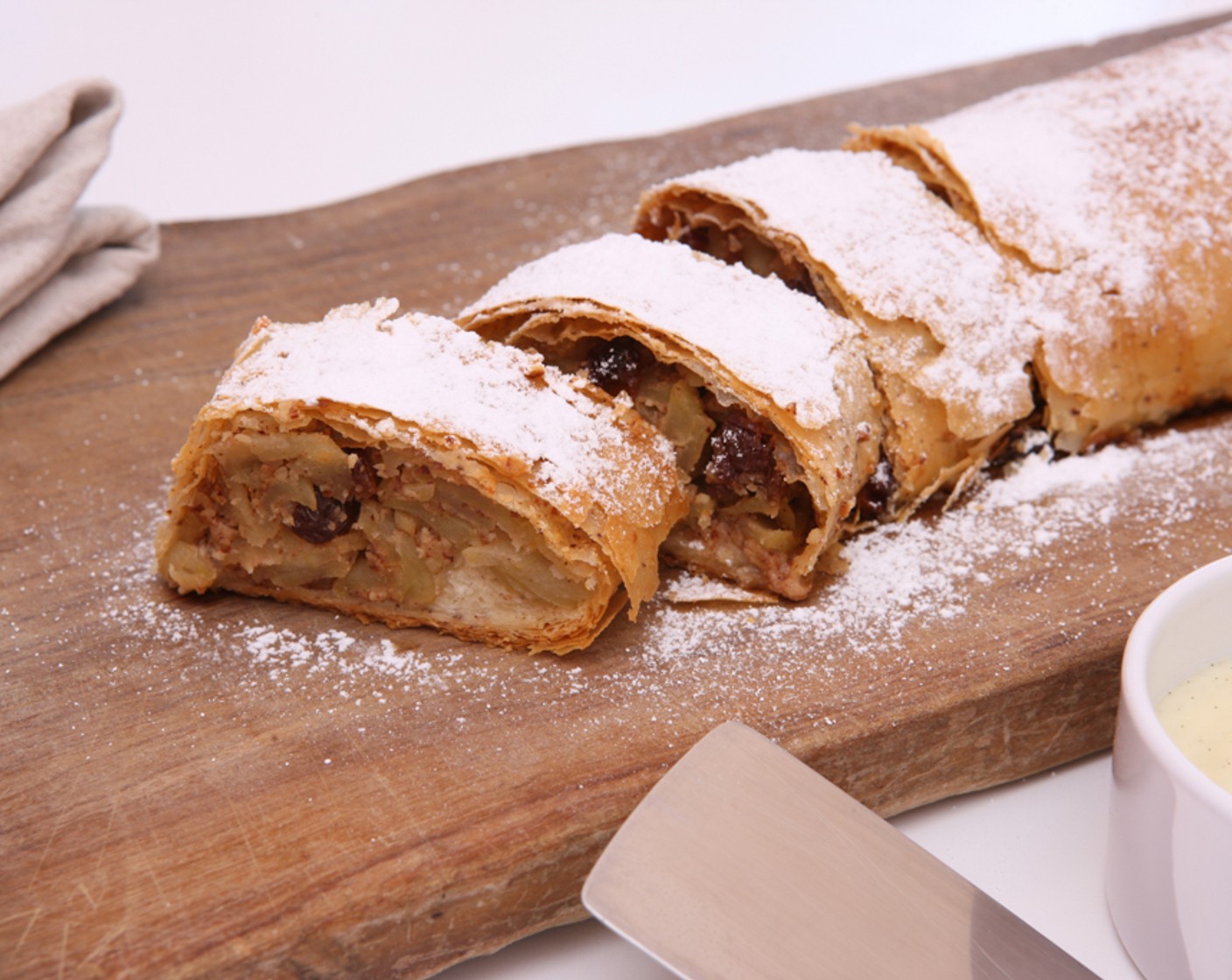 Schritt 11 Nach dem Backen den Strudel mit Puderzucker (wenig) bestauben und mit der Vanillesauce servieren.