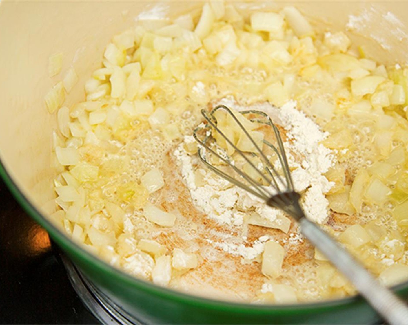 Schritt 3 Mehl (4 Esslöffel) mit dem Schneebesen einrühren und 3 bis 4 Minuten goldgelb kochen, nach und nach den Saucen-Halbrahm (465 g) einrühren, bis die Masse glatt ist.