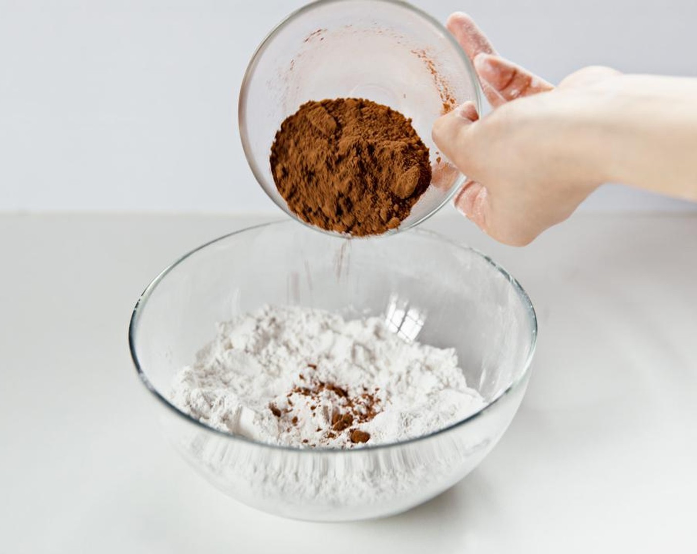 Schritt 5 In einer Schüssel warmes Wasser (wenig), Reismehl (250 g) und Kakao (100 g) mischen.