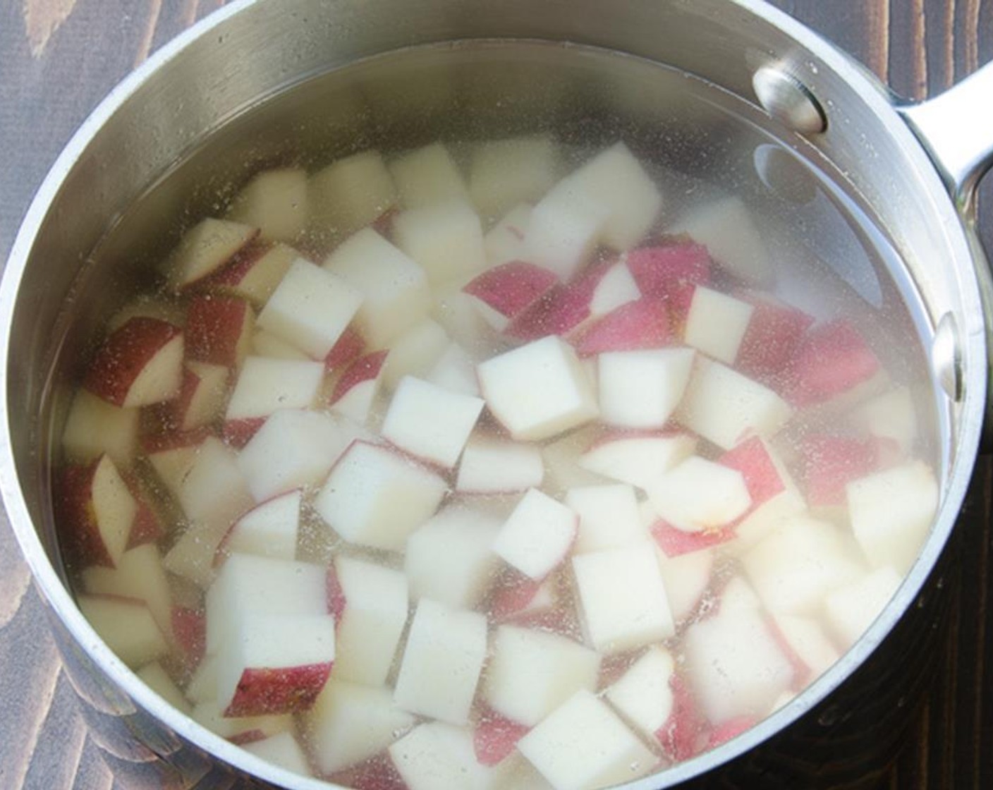 Schritt 6 In einen kleinen Topf mit Wasser geben und zum Kochen bringen. Kochen, bis die Kartoffeln weich sind. Das dauert etwa 7 bis 10 Minuten. Abgiessen und zum Abkühlen beiseitestellen.