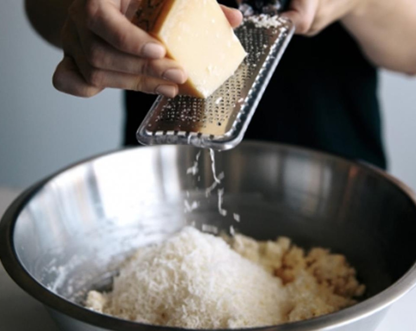 Schritt 5 In einer mittelgrossen Schüssel Ricotta (600 g), geriebenen Parmesan (45 g), Eier (2), Muskat (nach Bedarf), Meersalz (wenig) und Pfeffer (wenig) mit einer Gabel vermischen.