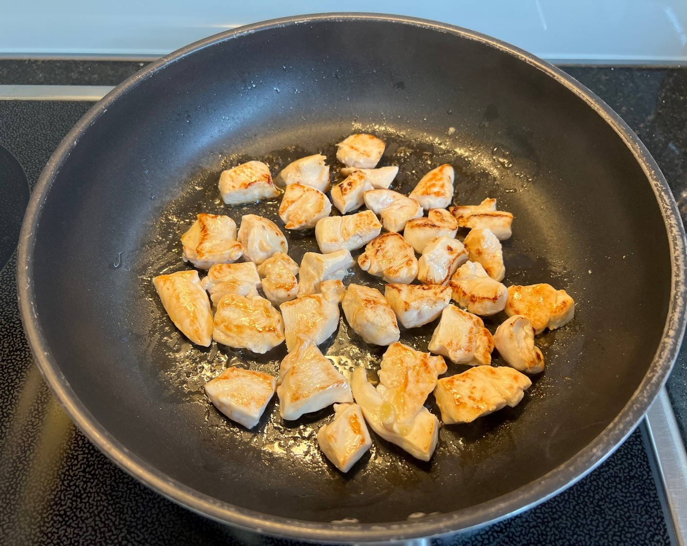 Schritt 2 Pouletbrust (600 g) in kleine Stücke schneiden und in Bratbutter (nach Bedarf) goldbraun anbraten, mit
Salz (nach Bedarf) und Pfeffer (wenig) würzen. Anschliessend das Fleisch auf einem Teller beiseitestellen.