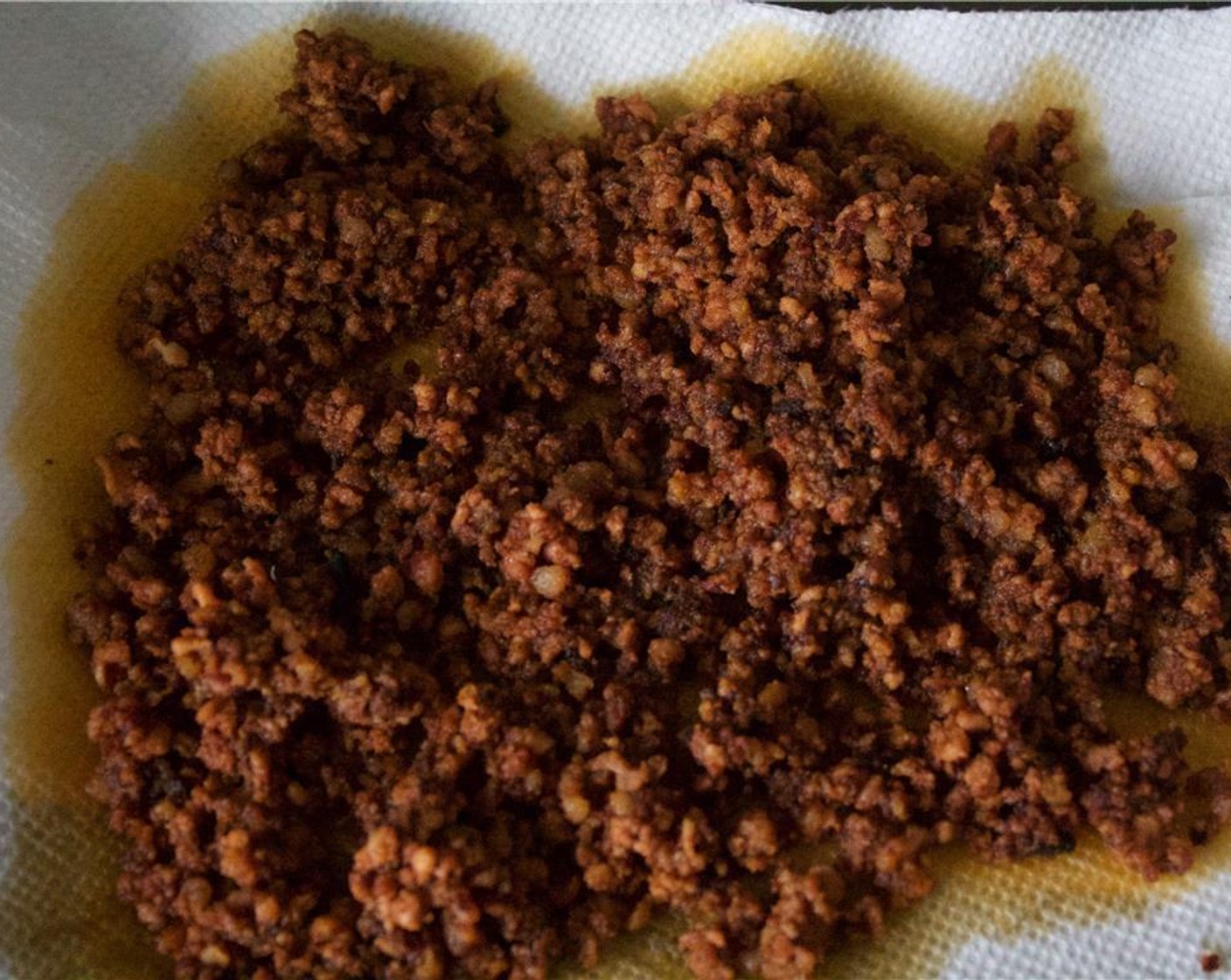 Schritt 5 Mit einem Schaumlöffel die Chorizo ​​auf einen mit Küchenpapier ausgelegten Teller geben und beiseitestellen.