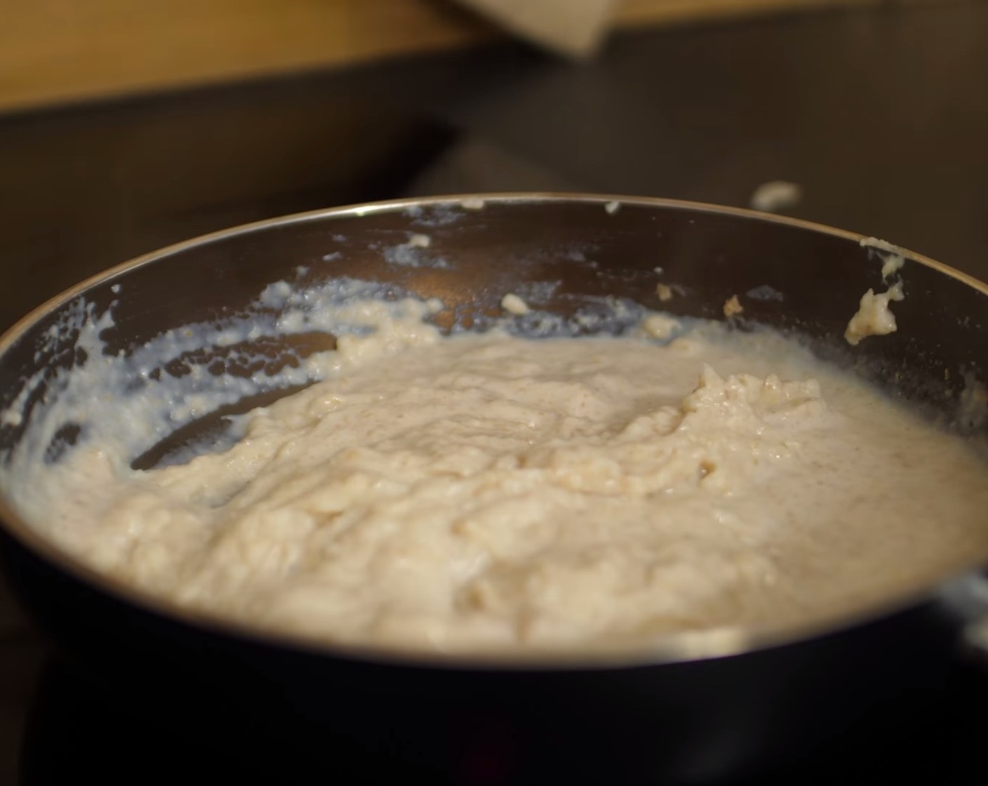 Schritt 1 Kochstück: Das Weizen-Vollkornmehl (50 g) mit der Vollmilch (200 g) in einen Kochtopf geben und auf dem Herd unter ständigem Rühren aufkochen.