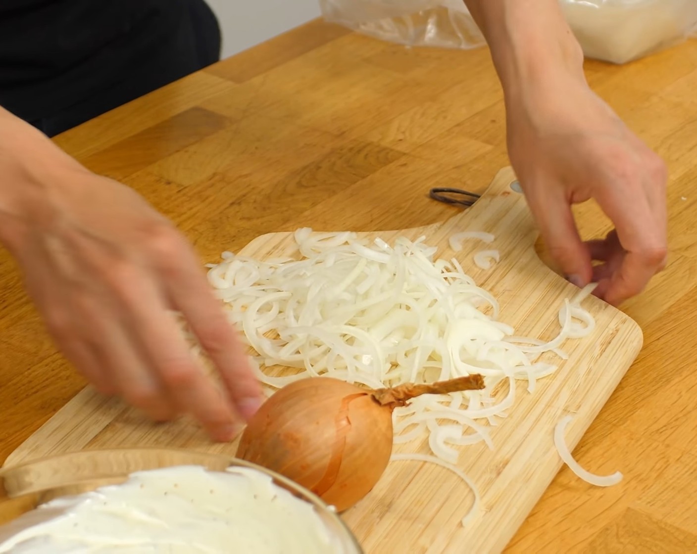 Schritt 6 Die Zwiebel (1) schälen und in feine Streifen schneiden.