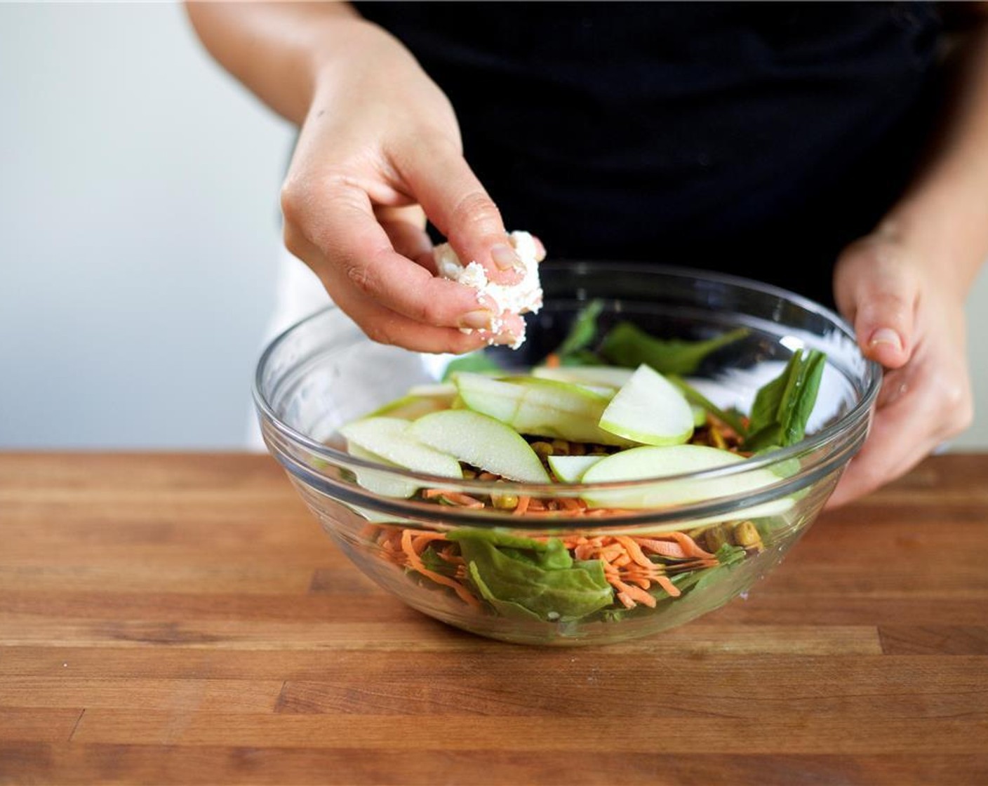 Schritt 6 Ziegenkäse (55 g) mit der Hand in kleine Stücke zerbröseln und gleichmässig über den Salat verteilen.