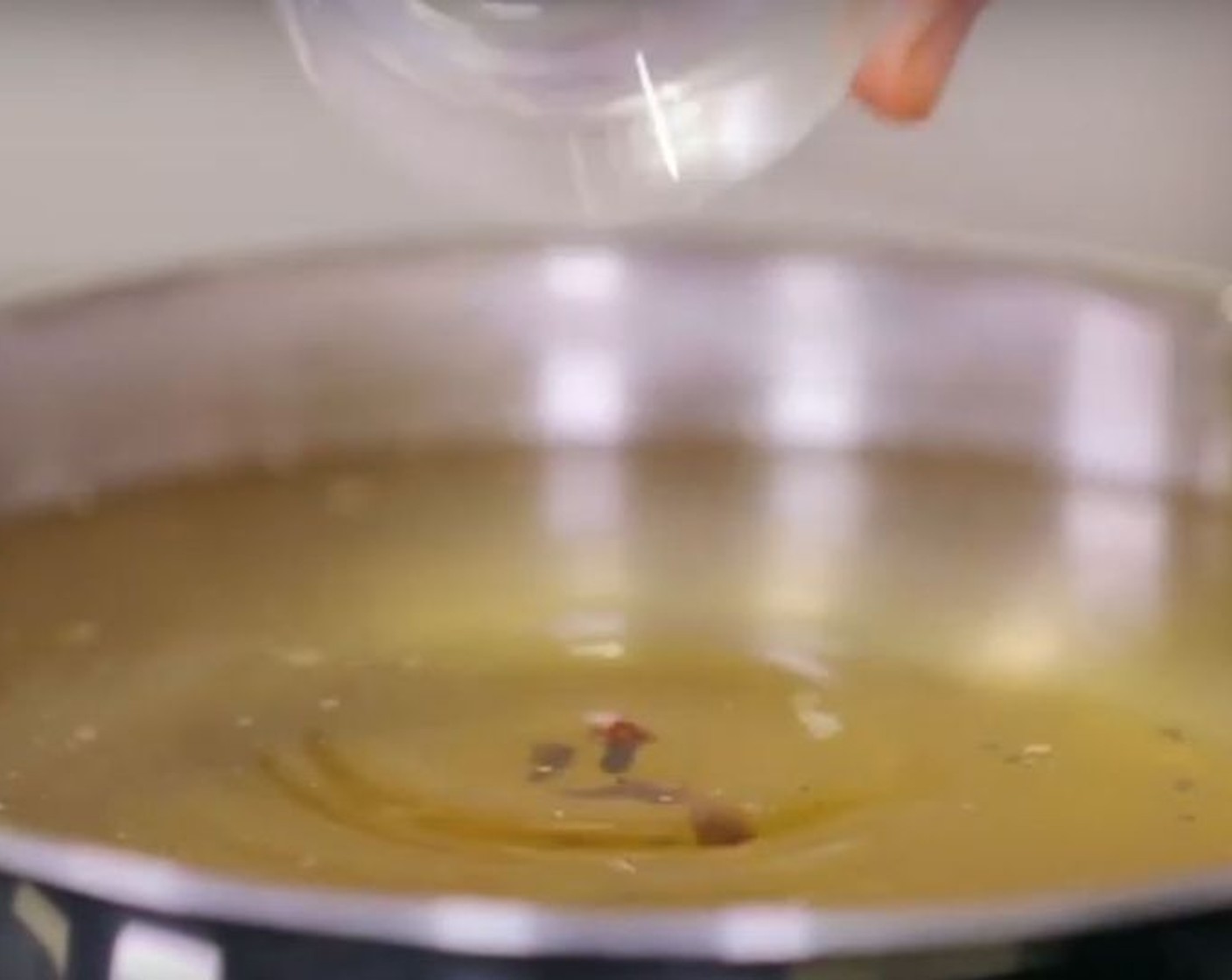 Schritt 3 Das Wasser (1 L) aufkochen und den Bouillonwürfel (1) und den Honig (3 Esslöffel) zugeben. Bouillon-Honig-Gemisch zum Lammgigot geben. Den Schmortopf mit Wasser auffüllen, bis alles bedeckt ist (ca. 3–4 l).