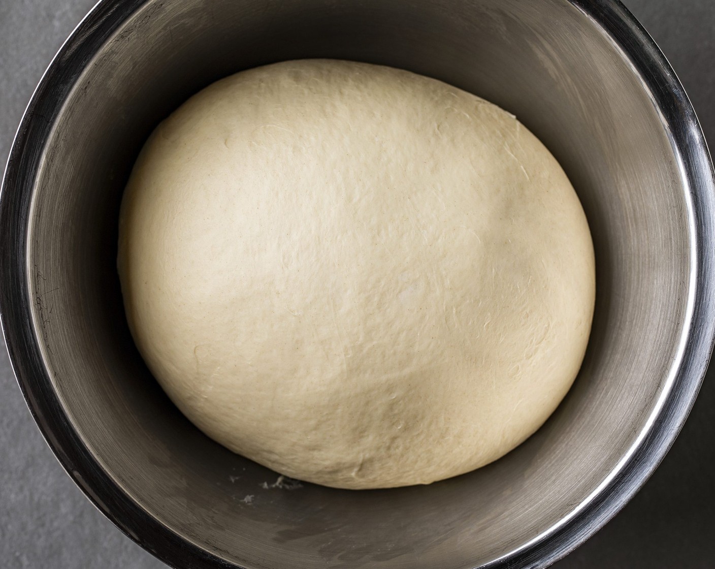 Schritt 1 Alle Zutaten bereitstellen. Für den Teig Mehl (500 g), Salz (2 Teelöffel) und Zucker (2 Teelöffel) mischen, eine Mulde formen. Butter (75 g) in kleinen Stücken in die Mulde geben. Die frische Hefe (1/2 Würfel) mit Milch (10 Teelöffel) auflösen, restliche Milch (225 ml) in die Mulde giessen. Alles zu einem Teig zusammenfügen. Teig kneten, bis er weich und elastisch ist, mindestens 10 Minuten. (Beim Aufschneiden mit einem Messer sollen kleine Luftblasen sichtbar sein.) Teig in der Schüssel unter einem aufgeschnittenen Plastikbeutel bei Zimmertemperatur auf das Doppelte aufgehen lassen. Den aufgegangenen Teig nicht mehr kneten.