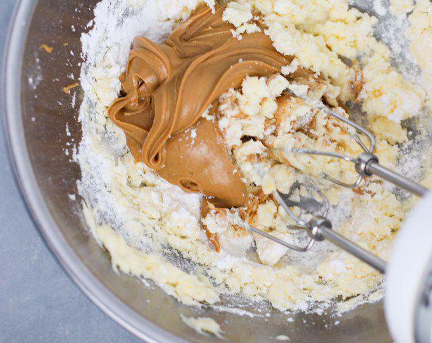 Schritt 1 Margarine (115 g) und Butter (120 g) in einer grossen Schüssel aufschlagen. Erdnussbutter (500 g) und Puderzucker (480 g) untermischen, bis alles gut vermischt ist. Mäusespeck (50 g) untermischen.