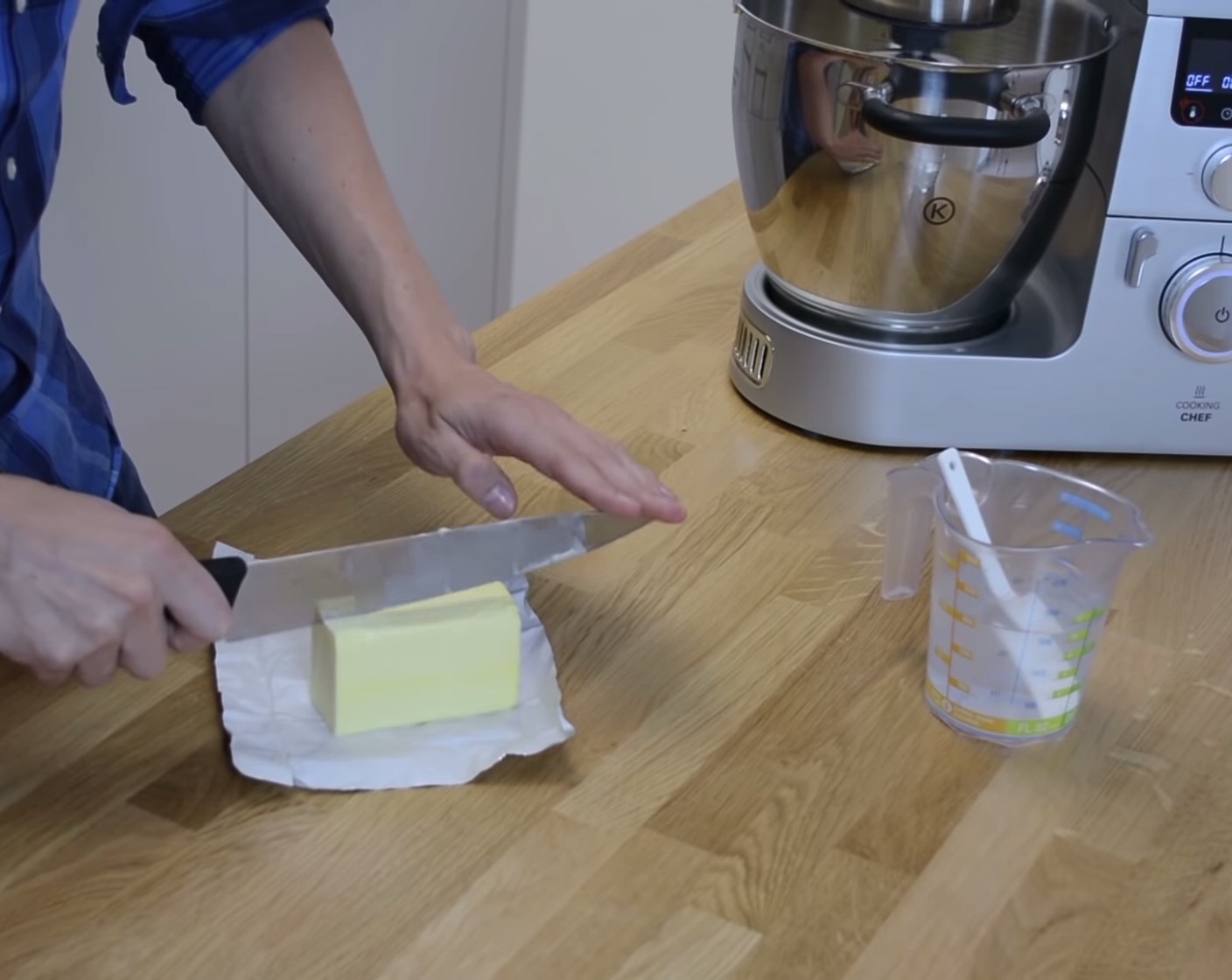 Schritt 3 Das zweite Stück Butter (200 g) hochkant stellen, längs halbieren und die zwei Stücke nebeneinanderlegen.