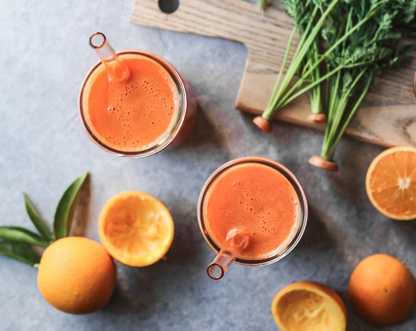 Schritt 3 Den Karotten-Ingwer-Saft und den Orangensaft in ein grosses Glas oder zwei kleinere Gläser füllen und direkt geniessen!