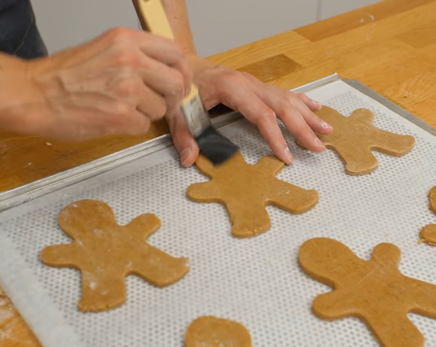 Schritt 12 Danach die Männchen sparsam mit etwas Milch-Wasser bepinseln. Dadurch bekommen sie nach dem Backen einen schönen Glanz.