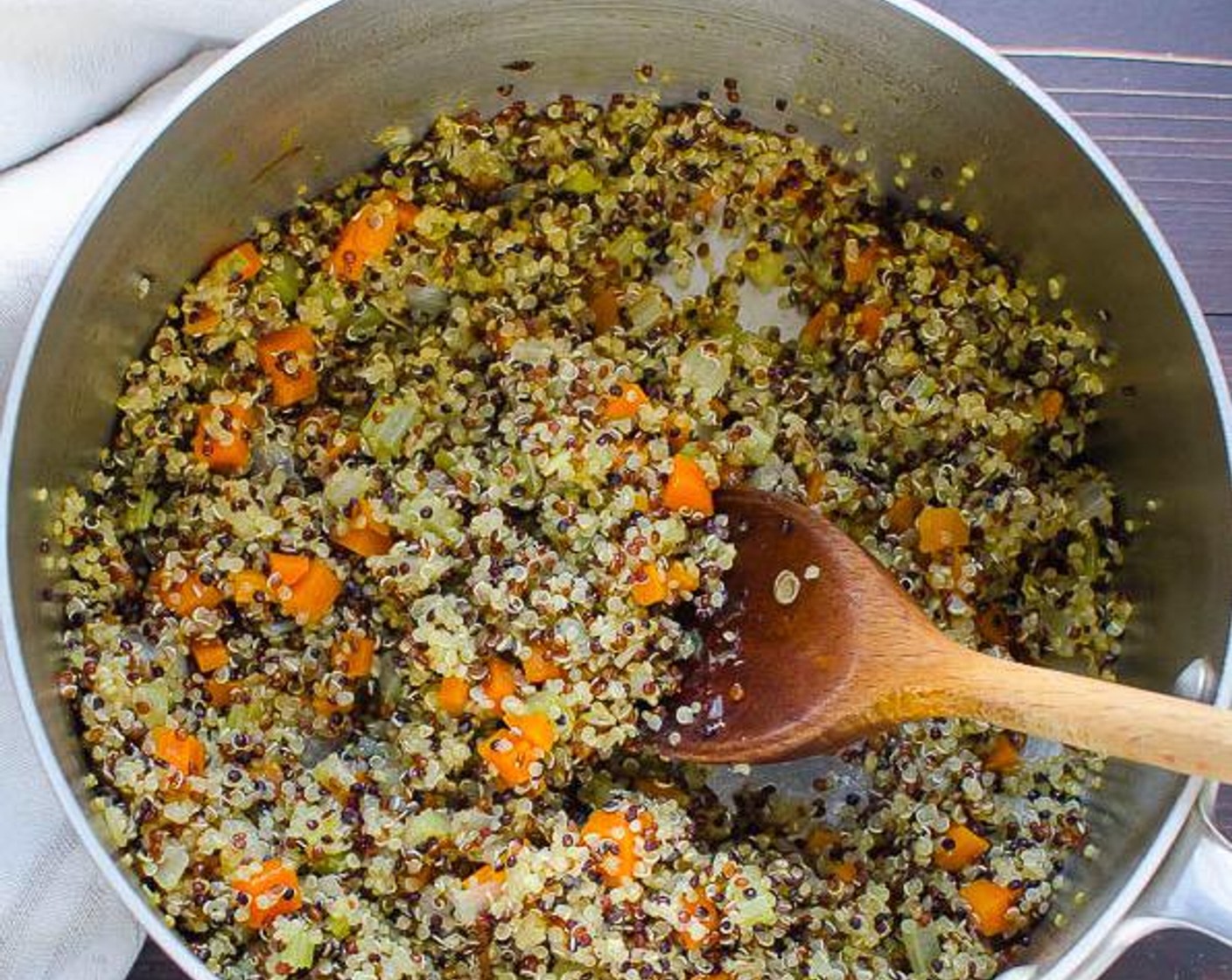 Schritt 4 Den Topf mit einem Deckel abdecken und die Hitze auf niedrige Stufe reduzieren. 15 Minuten köcheln lassen, bis die Quinoa weich ist und ihre kleinen Keimspiralen abgeworfen hat. Während Quinoa und Linsen kochen, die Vinaigrette zubereiten.