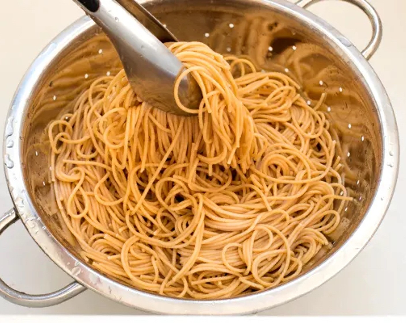 Schritt 1 Weizenvollkorn Spaghetti (225 g) gemäss der Packungsanleitung al dente kochen.