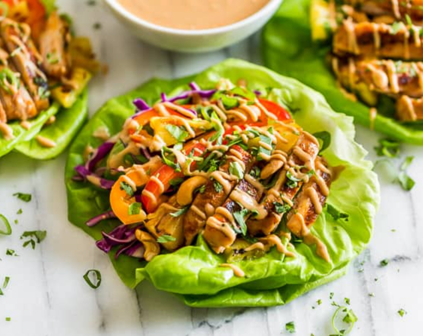 Thai-Style Poulet-Salatwraps mit Erdnuss-Sauce