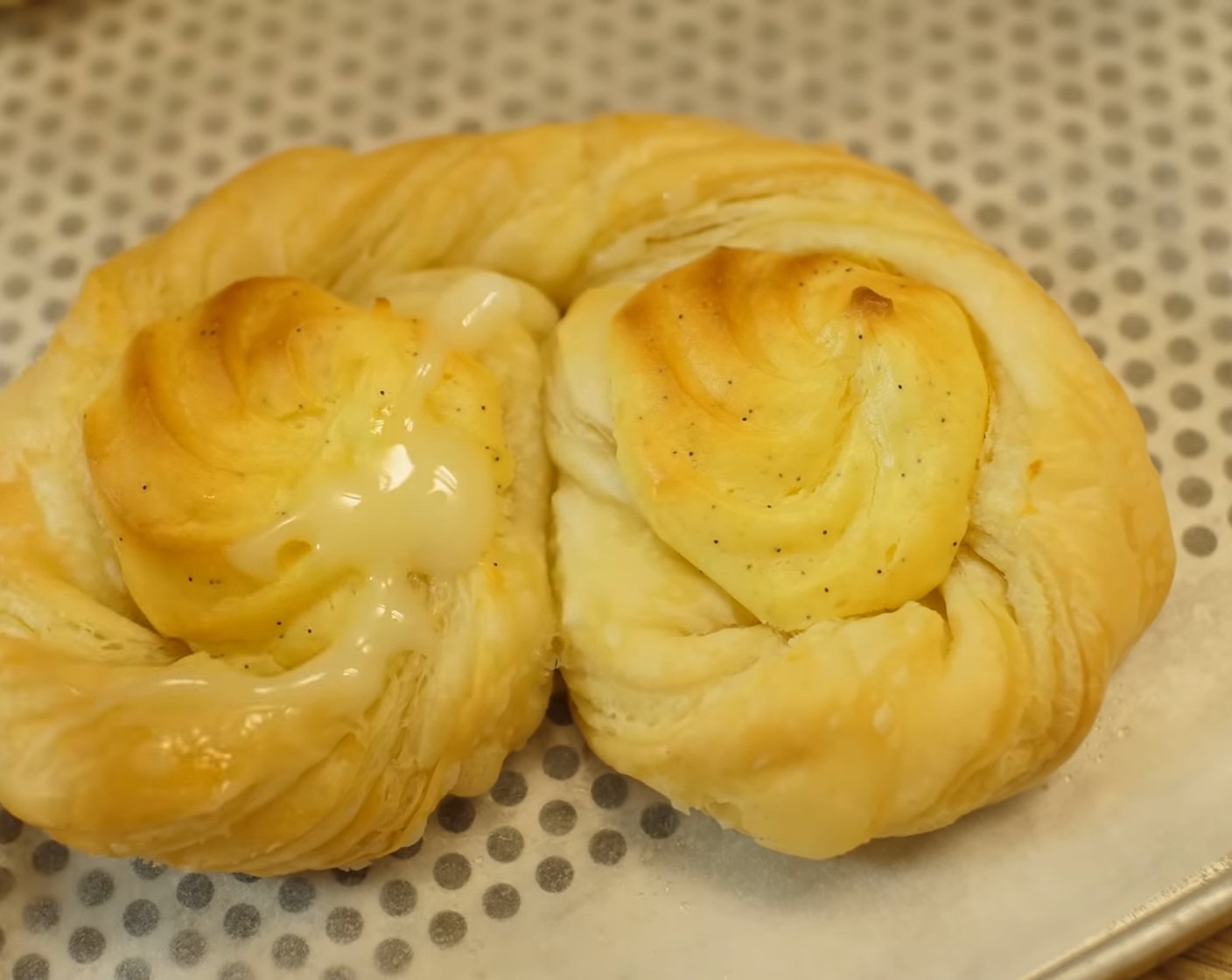 Schritt 23 Nach dem Backen den Orangensaft (10 g) zum Puderzucker (50 g) geben und gut verrühren. Anschliessend die Vanille Bretzel mit dieser Glasur bestreichen.