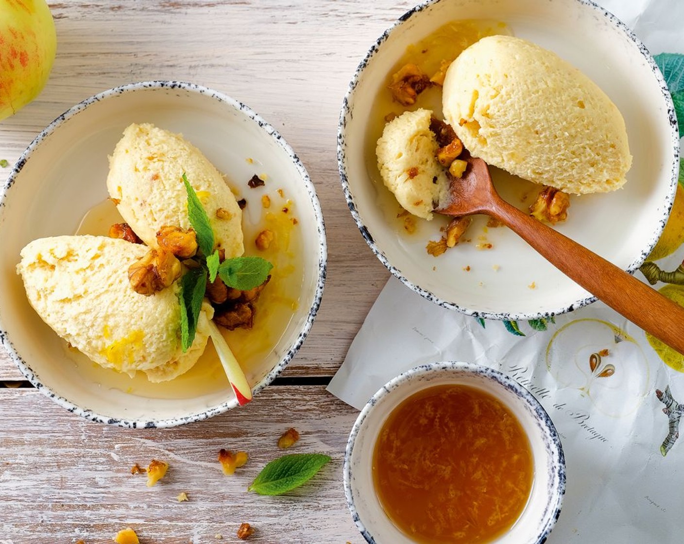 Schritt 9 Von der Mousse Nocken abstechen und auf Dessertteller setzen. Die noch leicht warmen Baumnüsse darüber verteilen. Den Ahornsirup darüberlöffeln und die Mousse sofort servieren.