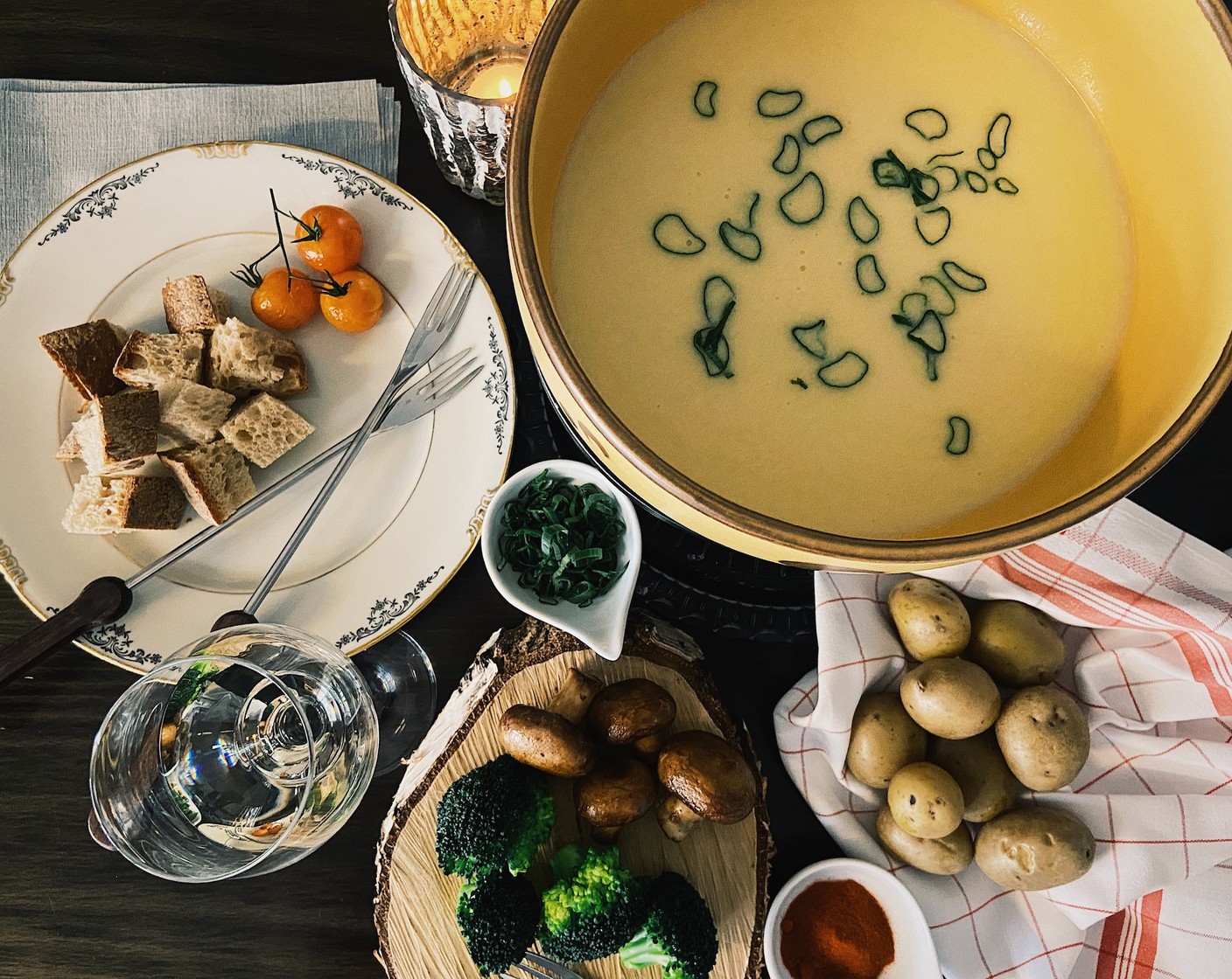 Schritt 6 Die Pfanne vom Herd nehmen und auf den Kocher stellen. Das Fondue mit den Frühlingszwiebelringen garnieren und mit Brot, vorgekochten Kartoffeln, Brokkoli oder Pilzen reichen.